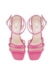 Rosa Riemchen-Pumps mit hohen Absätzen und quadrater Zehenform, ausgestattet mit mehreren schmalen Riemen und einer kontrastierenden beigen Innensohle. Verstellbarer Knöchelverschluss.