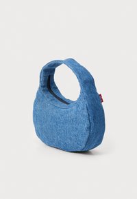 Blauwe denim handtas met een ronde silhouet, korte handgreep en ritsluiting. Zachte textuur met zichtbare stikseldetails.