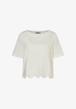 Weiße Kurzarmbluse mit rundem Ausschnitt und wellenförmigem Saum mit dezenten Stickmustern.