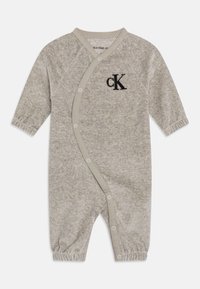 Jasnoszary body niemowlęce z długim rękawem, z napami wzdłuż przedniego panelu oraz czarnym logo "cK" na piersi.