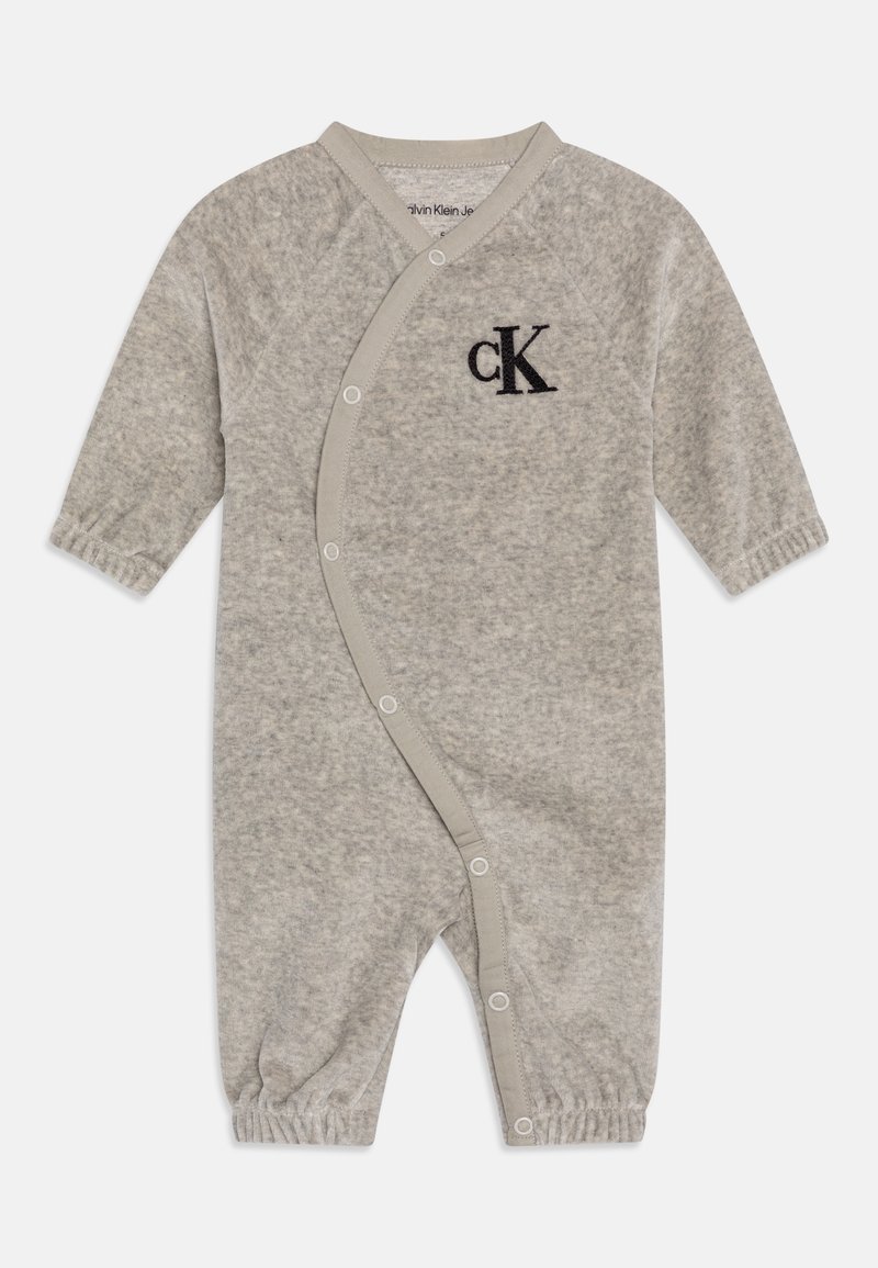 Jasnoszary body niemowlęce z długim rękawem, z napami wzdłuż przedniego panelu oraz czarnym logo "cK" na piersi.
