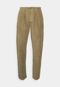 Pantaloni di velluto a coste verde oliva con righe verticali, design a gamba affusolata, pieghe frontali e chiusura con un singolo bottone in vita.