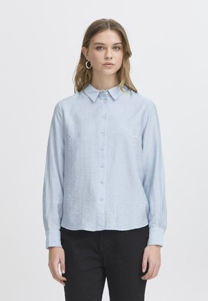 Lichtblauw button-up overhemd met een kraag, lange mouwen en een gestructureerde stof. Voorzien van een rechte zoom en een subtiele voorkantzak.