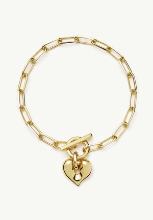 Brățară din lanț de aur cu zale alungite și închizătoare tip toggle, prevăzută cu un pandantiv în formă de inimă lustruită.