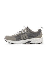 Zapatilla deportiva gris claro con parte superior de malla, acentos texturizados, cordones blancos y suela acolchada con banda de rodadura de goma negra.