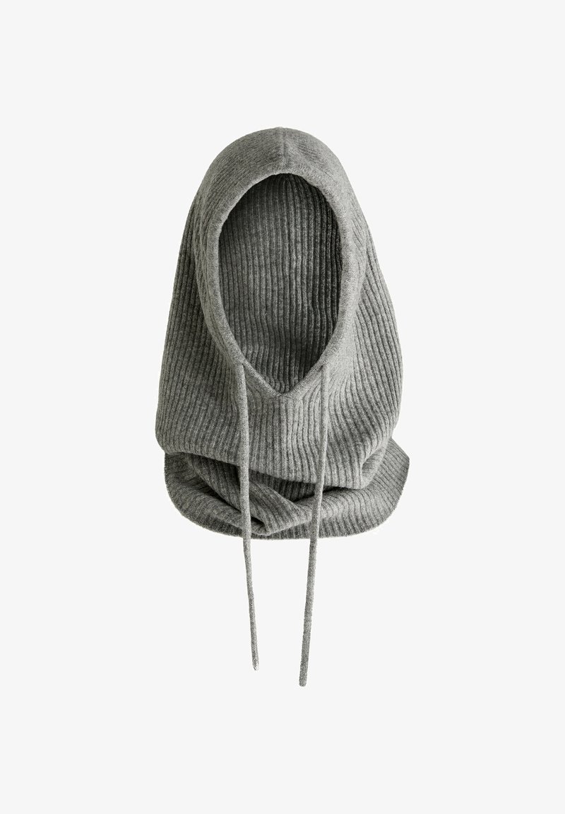 Szara, prążkowana bluza z kapturem o oversize'owym fasonie, z dużym kapturem, sznurkami do regulacji oraz miękkim, teksturowanym materiałem.