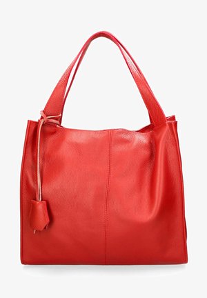 Czerwona skórzana torba tote z teksturowanym wykończeniem, wyposażona w dwa długie uchwyty i przymocowany charms. Projekt jest prosty i przestronny.