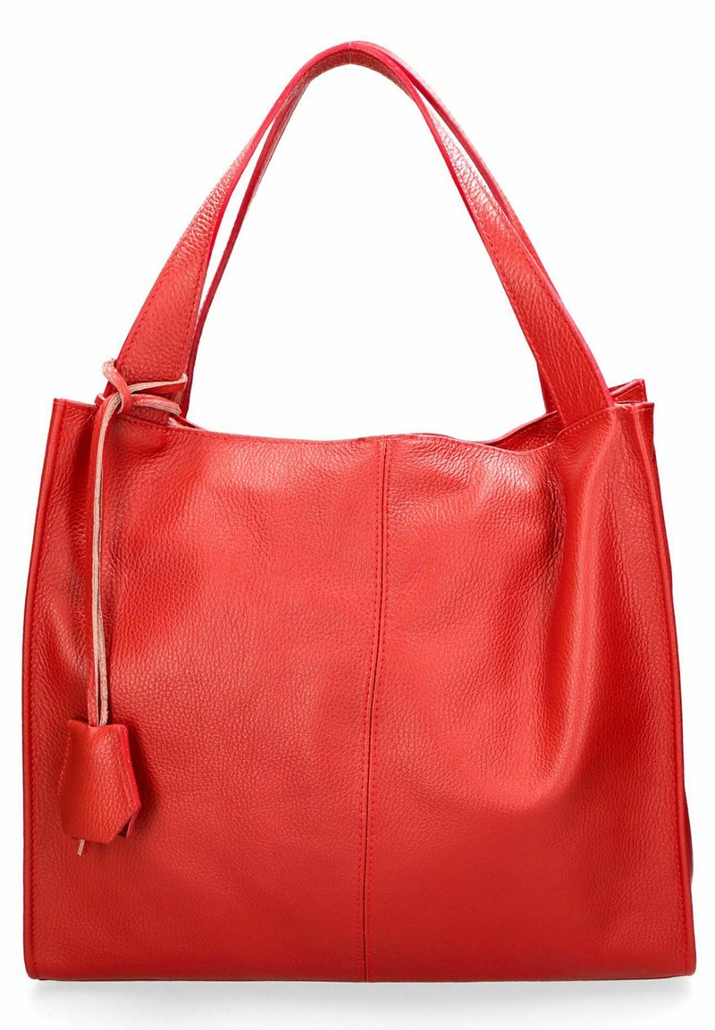 Červená kožená taška přes rameno s texturovaným povrchem, která má dva dlouhé úchyty a připevněnou ozdobu. Design je jednoduchý a prostorný.