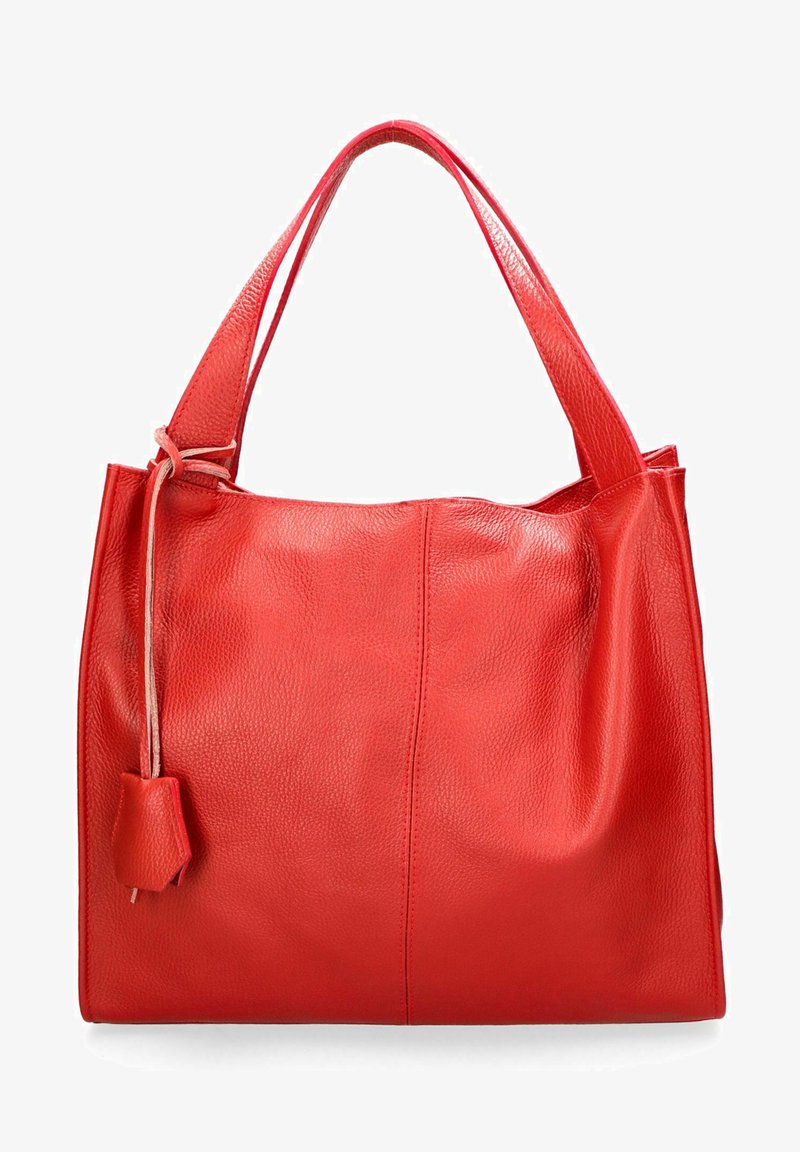 Červená kožená taška přes rameno s texturovaným povrchem, která má dva dlouhé úchyty a připevněnou ozdobu. Design je jednoduchý a prostorný.