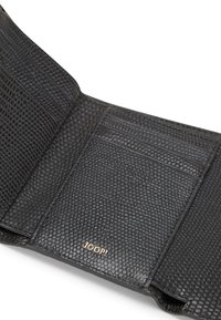 Czarny portfel ze skóry o fakturze z wieloma przegródkami na karty, gładkim wnętrzem i metalowym akcentem z logo. Zbliżenie podkreśla rzemiosło.