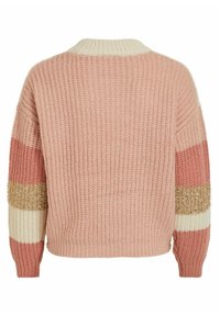 Vaaleanpunainen neulepaita pyöreällä kaula-aukolla, jossa on väriblokkiraitoja ruusunpunaisena, kermaisena ja kultaisena korostuksena hihoissa. Pinta on teksturoitu.