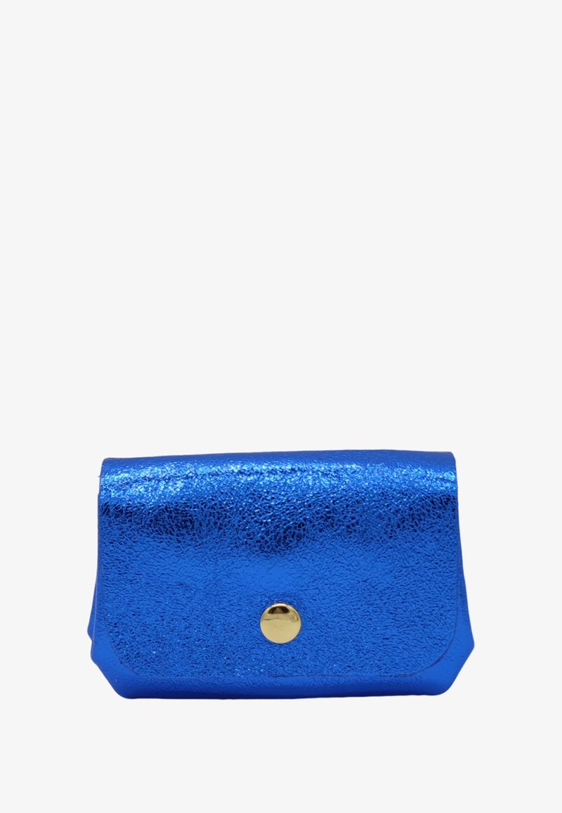 Petit sac pochette bleu brillant avec surface texturée et une seule fermeture à bouton rond en or sur le rabat avant.