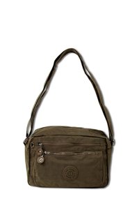 Olivgrüne Schultertasche aus weichem Stoff, mit einem langen Trageriemen, zwei Reißverschlussvortaschen und einem kreisförmigen Logodetail.