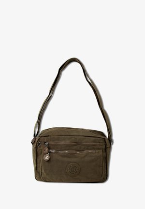 Olijfgroene schoudertas gemaakt van zachte stof, met een lange schouderband, twee frontend ritszakken en een cirkelvormig logo-detail.