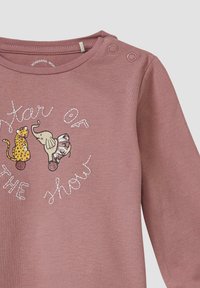Roze langesleeve shirt met een grafiek van een luipaard en een olifant, met de tekst "Ster van de Show" in witte en zilveren accenten. Twee schouderknopen.