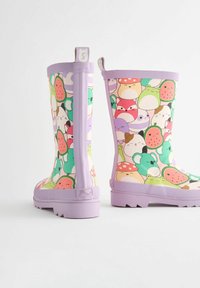 Stivali da pioggia viola con un motivo giocoso di frutti stilizzati e animali su uno sfondo chiaro. Suola in gomma testurizzata per una buona aderenza.