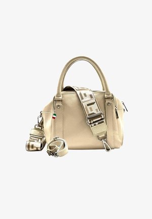 Sac en cuir beige avec doubles poignées, bandoulière amovible à motif, quincaillerie en argent et un petit détail de drapeau italien. Texture lisse et forme structurée.
