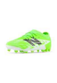 Chuteira de futebol verde brilhante com um material superior texturizado, acentos pretos e uma sola branca. Apresenta um design aerodinâmico e um sistema de amarração central.