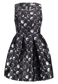Černé bezrukávové šaty s přiléhavým korzetem a rozšířenou sukní, které mají vzor bílých a šedých kruhů. Zapínání na zip na zadní straně.