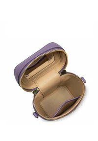 Paarse leren tas met een gladde textuur, ritsafsluiting en een beige interieur. Bevat sleuven voor pasjes en een vak voor organisatie.