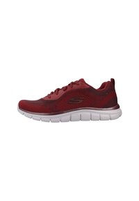 Zapatilla Skechers en rojo y negro con suela blanca ligera, parte superior de malla, diseño de cordones y logo en el lado.
