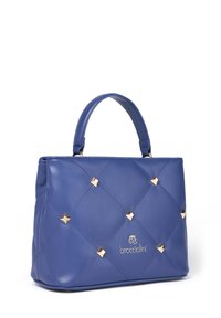Borsa a tracolla in pelle blu trapuntata con borchie in metallo dorato e branding. Presenta manici corti e una forma rettangolare strutturata.