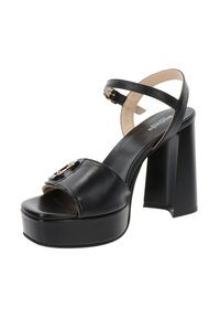 Sandali platform in pelle nera con tacco spesso, punta aperta e design a fasce incrociate. Accenti in hardware color oro sulla parte superiore.