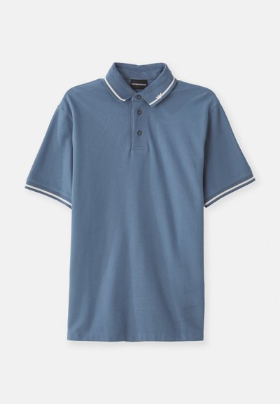 Polo de culoare albastră, fabricat din bumbac moale, având un guler clasic, trei butoane și un detaliu alb contrastant pe guler și mâneci.