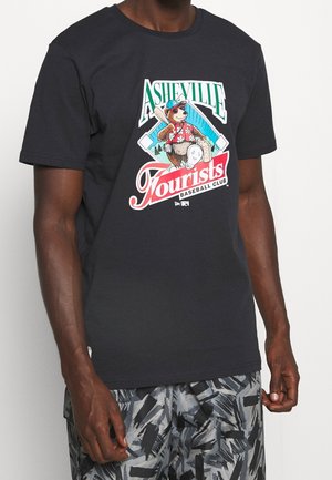 Camiseta de algodón negra con un gráfico colorido de un oso con flores y equipo de béisbol, etiquetada como "Asheville Tourists Baseball Club".