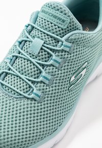 Skechers SUMMITS - Baskets basses - sage/white