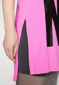 DKNY EXPLODED LOGO TUNIC - Džersio suknelė - shocking pink/black