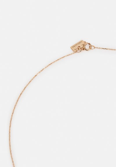 Colar de corrente em tom dourado com um design delicado de elos finos. Apresenta um fecho tipo lagosta e um pequeno pêndulo da marca anexado.