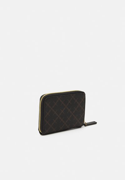 Portefeuille zippé en cuir noir texturé avec motif diagonal brun, fermeture éclair dorée et petite languette en cuir.