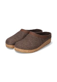 Pantofole in feltro marroni senza lacci con suole in sughero e bordi marroni scuri attorno all'apertura su uno sfondo bianco.