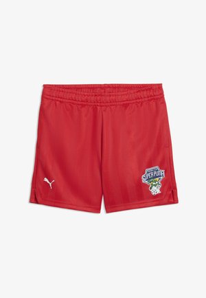 Rode sportshorts met een elastische tailleband, wit Puma-logo op het linkerbeen en het embleem van voetbalclub "Super Puma" met een cartoon-puma op het rechterbeen.