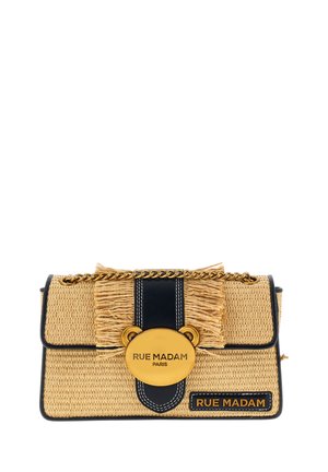 Borsa beige intrecciata con rifiniture nere, tracolla a catena dorata e chiusura dorata con orecchie da orso e testo "RUE MADAM PARIS".