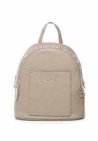 Zaino in pelle beige con forma arrotondata, tasca frontale e logo in rilievo. Dotato di hardware metallico e due maniglie superiori. Chiusura con zip.