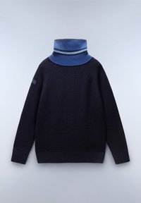 Granatowy sweter o ryflowanej teksturze i wysokim kołnierzu w gradientowych odcieniach niebieskiego, z paskowym detalem przy kołnierzu oraz małym logo na rękawie.