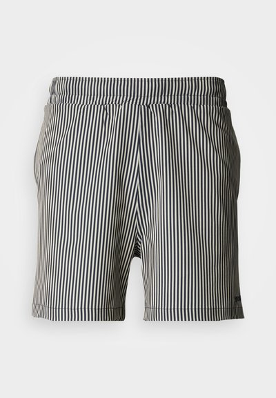 Shorts pour hommes mi-longueur à rayures verticales noires et blanches avec une ceinture élastique, présentés sur un fond clair uni.