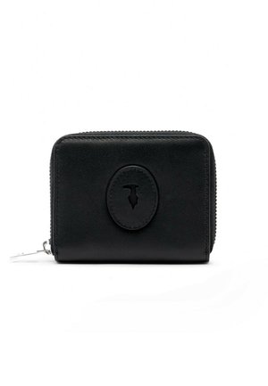 Cartera compacta de cuero negro con cierre de cremallera y una placa de logo ovalada cosida centrada en el frente.