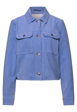 Veste bleu clair texturée à manches longues, col, fermeture boutonnée à l'avant et deux poches poitrine à rabat avec boutons.