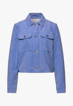 Veste bleu clair texturée à manches longues, col, fermeture boutonnée à l'avant et deux poches poitrine à rabat avec boutons.