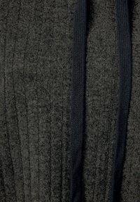 Dunkelgrauer Pullover mit vertikaler Rippstruktur und einer weichen, flauschigen Oberfläche. Mit kontrastierenden navyfarbigen Kordelzügen.