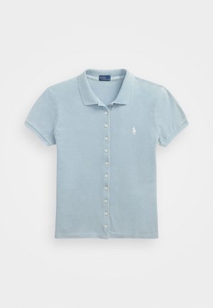 Polo de manga corta azul claro con cuello y botones delanteros, con un pequeño logo blanco bordado en el pecho izquierdo.