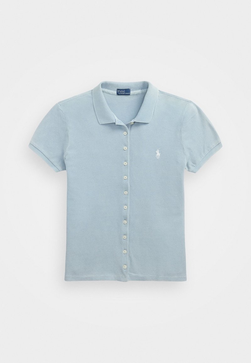 Polo bleu clair à manches courtes avec col et boutons sur le devant, avec un petit logo blanc brodé sur le côté gauche de la poitrine.