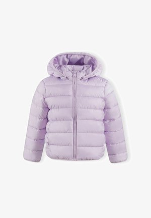 Svetlofialová prešívaná bunda s kapucňou a predným zipsom, navrhnutá na nosenie v chladnom počasí.
