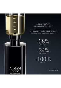 Armani Code duftflaske med påfyllingsbar topp vist, som fremhever 58 % mindre glass, 24 % mindre plast og 100 % mindre metallavfall.