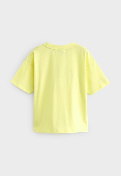 Camiseta amarilla de manga corta hecha de algodón suave, con cuello redondo y un diseño sencillo sin logotipos ni patrones visibles.