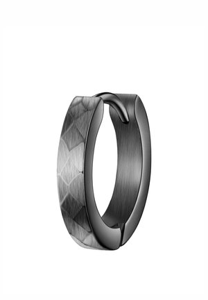 Zwarte metalen ring met een gestructureerde, geborstelde afwerking aan de ene kant en een gladde, gepolijste oppervlakte aan de andere kant; ronde vorm met een opening.