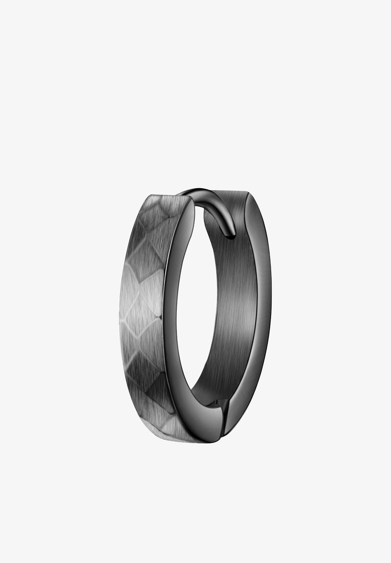 Melna metāla gredzens ar teksturētu, matētu apdari vienā pusē un gludu, pulētu virsmu otrā pusē; apaļa forma ar atstarpi.